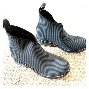 Pull-on Stretch Fabric Boots